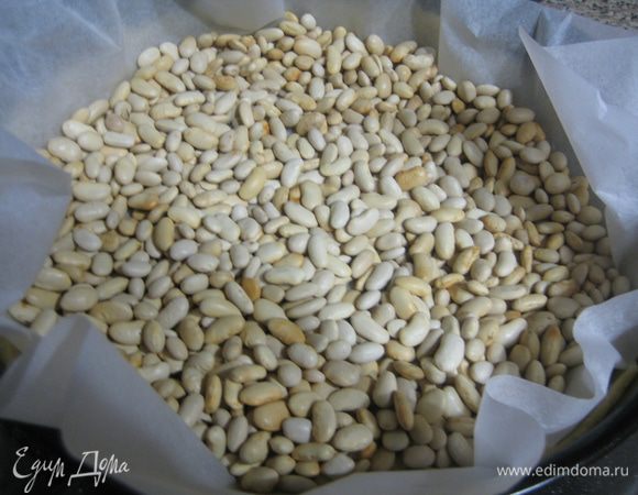 Сверху на тесто положить бумагу для выпечки и насыпать бобовые (чтобы тесто не деформировалось при выпечке). Поставить в нагретую до 180 градусов духовку, выпечь (у меня ушло примерно 30 мин, смотрите по своей духовке).