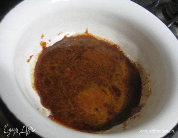 На плите растопить сахар и немного его карамелизовать. (Есть риск, что карамель может прилипнуть - рекомендую на всякий случай использовать посуду, которую не жалко. У меня в этот раз ничего не прилипло).