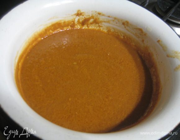 Влить ГОРЯЧИЕ сливки, перемешать. Варить смесь на слабом огне до загустения до консистенции соуса. Сначала карамель норовила сделаться одним большим комком - но при помешивании постепенно вся разошлась - если у вас тоже будет так, не переживайте :). 
Получившийся карамельный крем охладить