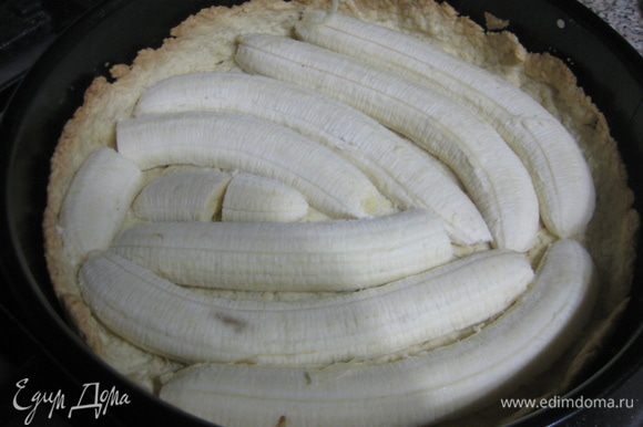 Бананы очистить, разрезать вдоль пополам, выложить на выпеченный корж, смазать лимонным соком.