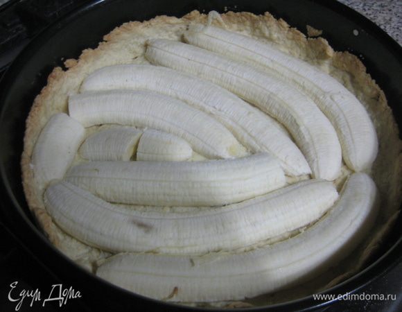 Бананы очистить, разрезать вдоль пополам, выложить на выпеченный корж, смазать лимонным соком.