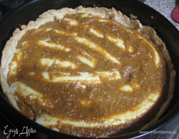 Залить карамельным кремом.