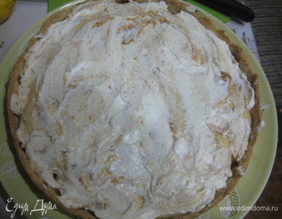 Шоколад натереть на крупной терке. Сливки взбить и выложить на пирог. У меня пачка сливок 250 мл - еле-еле хватило, лучше, конечно, побольше сливок. 
Посыпать шоколадной стружкой и украсить орехами. У меня шоколадка была с кокосом и миндалем - орехи внутри уже)))