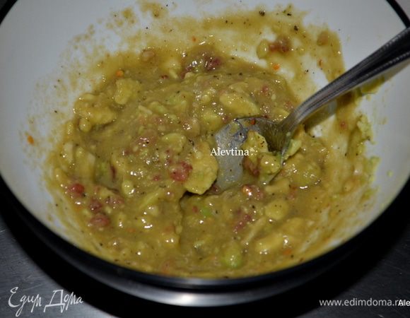 Растопить сливочное масло, добавить коричневый сахар, уксус винный. Перемешать. Снять с огня. Затем добавить в авокадо. Перемешать все. 