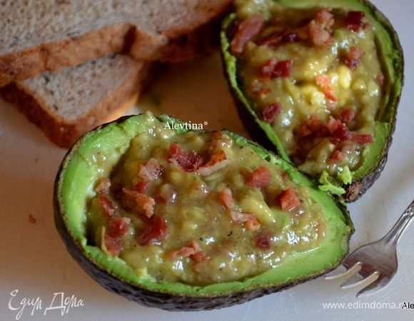 Поделить на равные порции и выложить в каждый авокадо. Тут же подаем к столу с хлебушком по желанию.