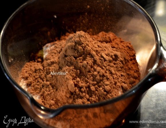 Смешаем в кастрюльке сахар, сливочное масло, 1/3 стакана какао. Поставим на огонь и как масло растопится все перемешать и снять с огня.
