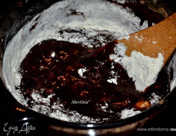 В остывшую смесь добавим по одному яйцу ,затем добавим в смесь 2/3 стакана  муки, разрыхлитель и соль. Перемешать. Орехи порубленные, перемешать.