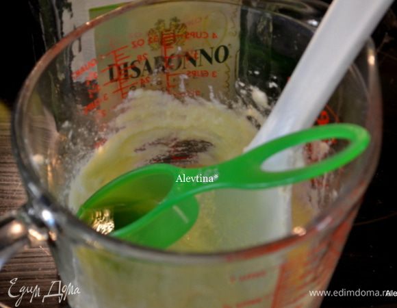 Затем все тщательно перемешать: 1 стакан рикотты, яйцо, 1 стол.л амаретто, 1/4 стакана сахара, ванильный экстракт, крахмал.