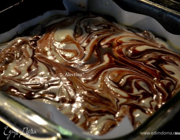 Вылить в форму сначала брауни, разровнять. Затем частями рикотту с амаретто. Все это провернуть ножом кругами. И сверху по желанию можно добавить шоколад растопленный и также провернуть кругами. Поставить в духовку на 180 гр. примерно на 45-50 мин. Центр проверяем зубочисткой.