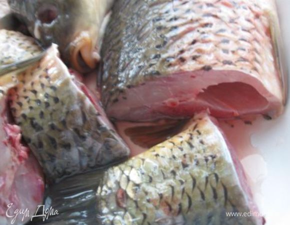 У рыбы удалить жабры и глаза, отрезать голову и хвост.
Не разрезая брюшной полости, очистить от внутренностей, стараясь не повредить желчный пузырь. Промыть и нарезать на крупные куски шириной 4 – 5 см.
