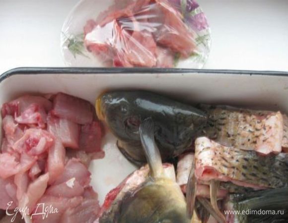 В вырезанных кусках отделить мякоть и кости (позвоночные и реберные). А о мелких косточках внутри мякоти позаботится мясорубка.
Сложить  кости в марлевый мешочек, туда же отправить луковую шелуху.

