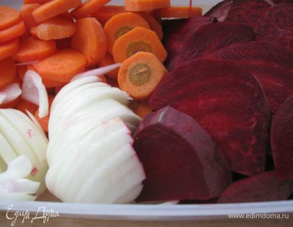 Овощи нарезать кружками.