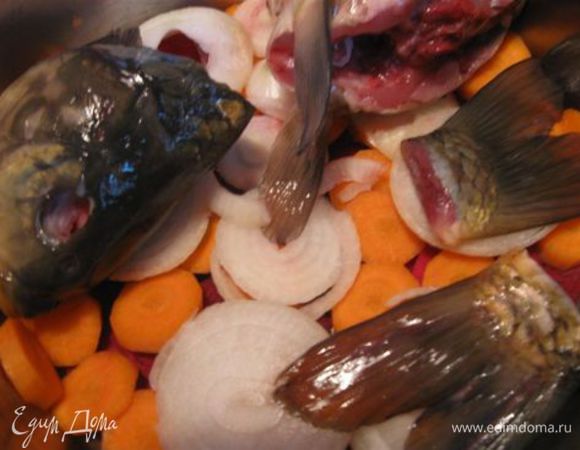 Выложить головы, хвосты, мешочек с позвоночными и мелкими костями. 