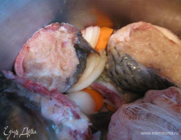 Сверху в обратном порядке уложить лук, морковь и свеклу, на которые положить куски рыбы. Затем таким же слоем овощей накрыть рыбу.

