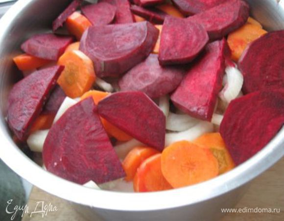  Верхний слой должен быть овощной, который заканчивается свеклой. Залить холодной водой, чтобы вода покрывала верхний слой рыбы, но не верхний слой овощей, которые будут готовиться на пару. Положить перец горошком, посолить. Поставить на средний огонь, прикрыть крышкой (оставить щель для выхода пара), после закипания огонь убавить до минимума, снять пену. Варится карп 3 часа.

