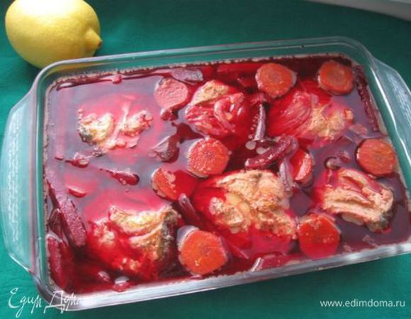 Снять кастрюлю с огня. Мешочек с костями и шелухой выбросить. Аккуратно положить в форму, не дожидаясь остывания (не обожгитесь!) - кружочки моркови, свеклу, фаршированную рыбу, залить горячим бульоном (можно процедить). Рыба должна быть лишь слегка прикрыта им.
Когда фаршированная рыба остынет до комнатной температуры, убрать в холодильник, как минимум на сутки. 
