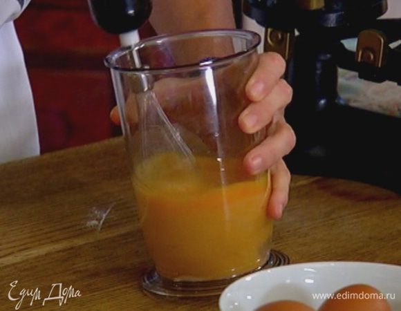 Сахар с яйцами взбить миксером, так чтобы масса увеличилась в объеме.