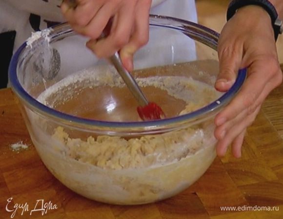 Всыпать муку с разрыхлителем и все вымешать. 