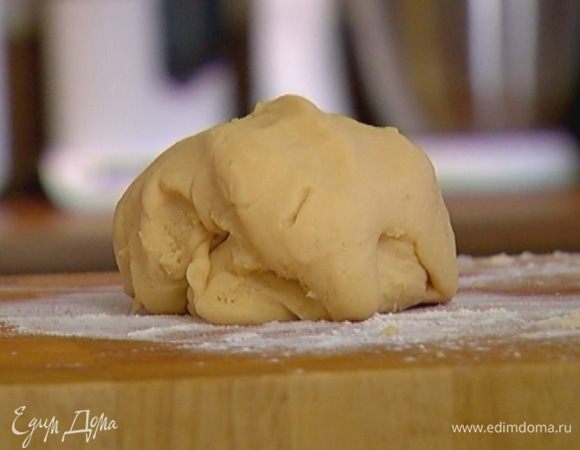 Рабочую поверхность посыпать оставшейся мукой, выложить тесто и вымесить руками до однородного состояния, чтобы оно не прилипало к рукам.