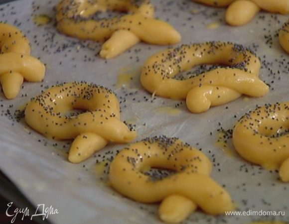 Выложить баранки на противень, смазать желтком, посыпать маком и выпекать в разогретой духовке 5–7минут.