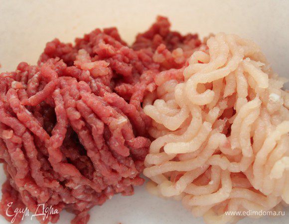 Сделать фарш из говядины и одного куриного филе.