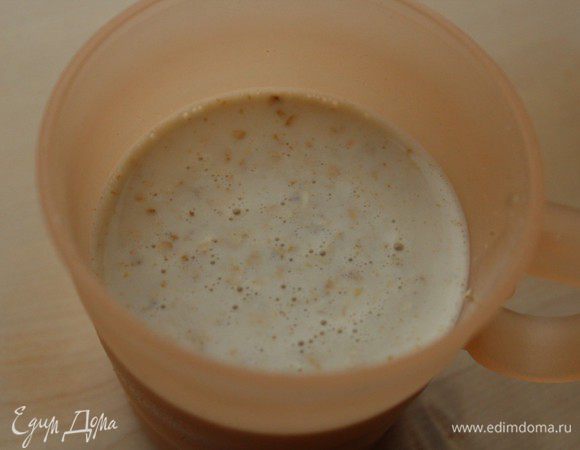 Овсяные хлопья залить молоком и дать разбухнуть.