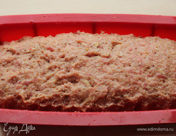 Сверху накрыть оставшимся фаршем.