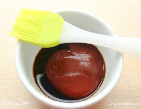 Для глазури смешать оставшиеся 2 ложки томатного соуса с двумя ложками соевого соуса.