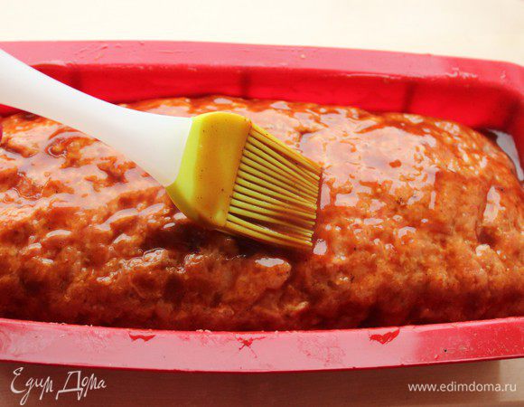 При помощи кисточки нанести глазурь на рулет.