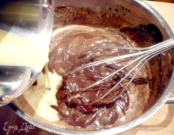 Постепенно соединяем сметанно-шоколадную массу с молочно-яичной массой, вводим  пряности и перемешиваем венчиком до однородного крема. Выливаем на тарт и ставим в духовку уже без фольги еще на 10 минут. 