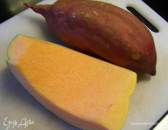 Разогреваем духовку до 220 гр. Я готовила половину порции с тыквой (для себя) и половину со сладким картофелем (для мужа). Вот такие овощи у меня были.
