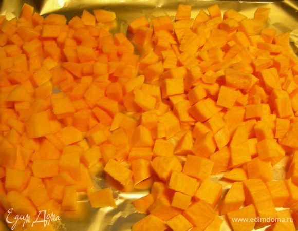 Тыкву режем кубиками, выкладываем на смазанный маслом или выложенный бумагой противень в один ряд. Взбрызгиваем оливковым маслом или спреем, солим по вкусу и запекаем минут 20 (до мягкости тыквы). Даем немного остыть. 
