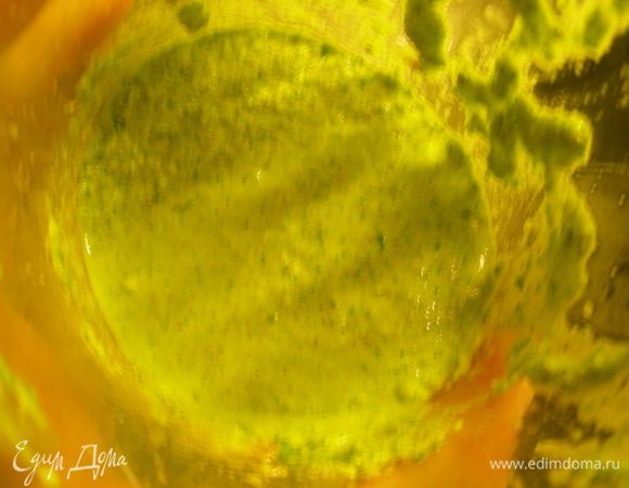 В блендере соединяем 1/4 ч.л. соли, петрушку, орехи, шалфей, лимонный сок, оливковое масло и чеснок. Все взбиваем в однородную пасту. Затем, не выключая блендера, потихонку вливаем бульон и продолжаем взбивать, пока все хорошо не перемешается.