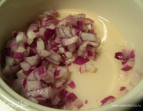 Лук шалот мелко режем. Я его замариновала ненадолго в смеси уксуса с сахаром, но это по желанию.
