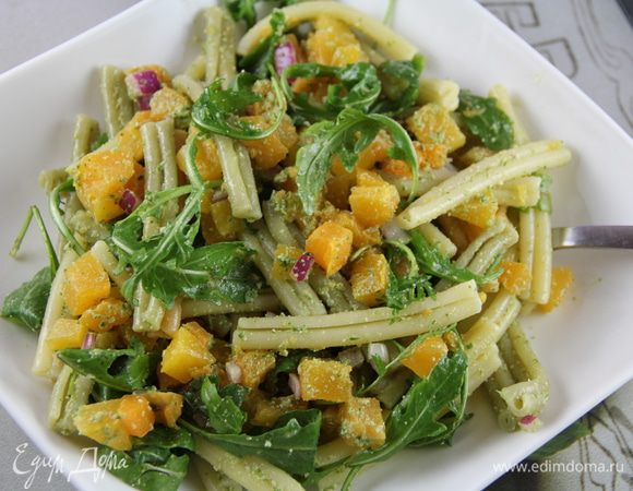 Пасту отвариваем до состояния аль денте. В салатнице перемешиваем ее с тыквой, 1/4 ч.л. соли. Добавляем соус песто и хорошо перемешиваем. Затем добавляем рукколу и шалот, перемешиваем и подаем сразу же. Приятного аппетита))
