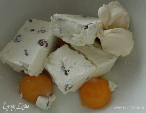 Яйца разделить на желтки и белки. Добавить желтки,сметану,соль к сыркам,перемешать до однородной смеси.