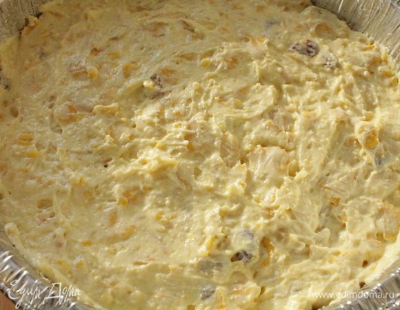 Форму для запекания смазать маргарином и посыпать манкой, излишки стряхнуть. Распределить равномерно творожную смесь. Я использовала форму из фольги 18 см, количество продуктов небольшое и поэтому запеканка получилась не очень высокая.