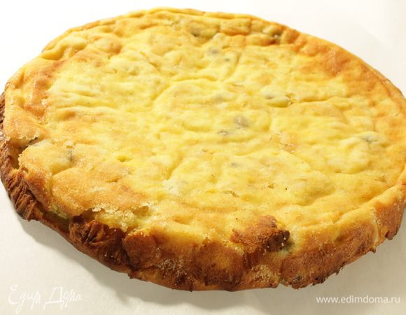 Духовку предварительно нагреть до 180 градусов. Запекать 25-30 минут, до румяного верха. Выключить духовку и дать постоять запеканке 5 минут. Запеканка может опасть после того, как ее достали из духовки. Подавать со сметаной. Приятного аппетита!