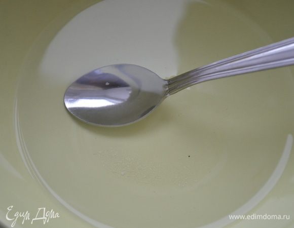 Для теста соль и сахар растворить в воде.