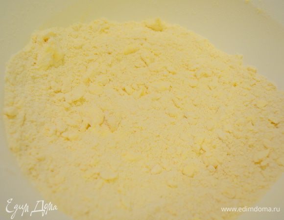 Муку просеять в большую миску, добавить масло и растереть руками.