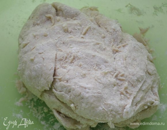 Влить сладко-соленую воду в муку и замесить тесто.