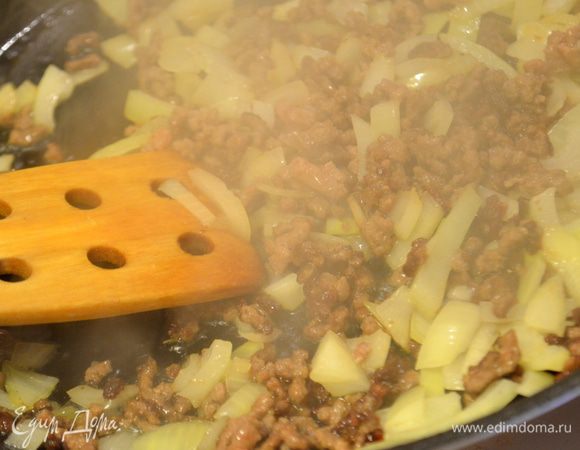 Займемся начинкой:
разогреть масло, обжарить фарш с нарубленным луком до золотистого цвета.