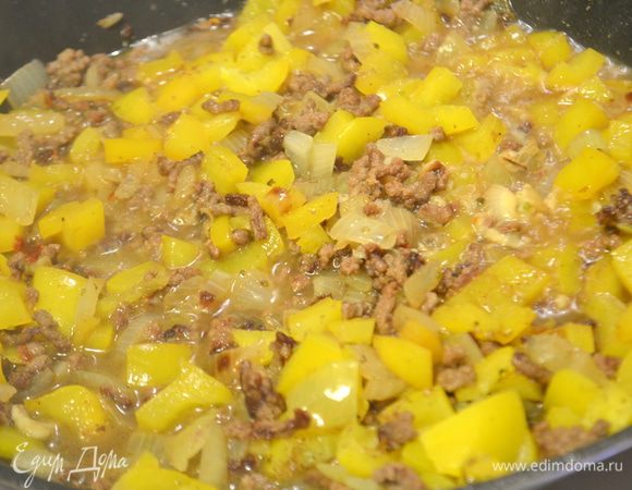 Добавить нарубленный перец и томаты, тушить под крышкой на среднем огне примерно 20 минут. 