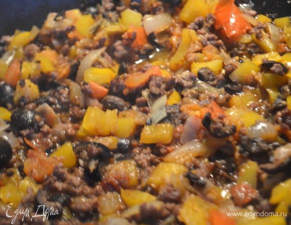 В конце добавляем нарубленные маслины, чеснок, продавленный через пресс, солим, перчим и приправляем специями. Тушим еще 5 минут и отставляем остужаться. 