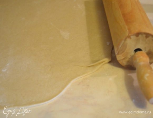 Тесто достаем, раскатываем в тонкий пласт.