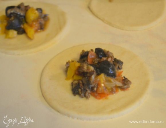 В центр выкладываем по 1 ст. ложке начинки.