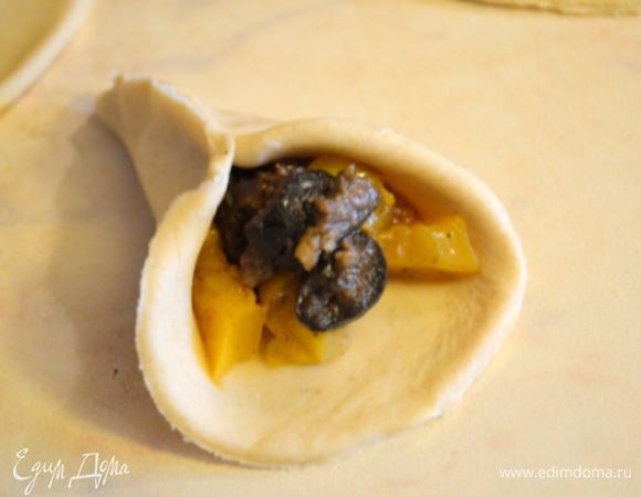 Защипляем тесто с трех сторон в форме треугольника.