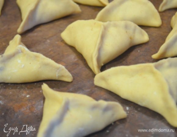 Выкладываем на противень, застеленный ковриком, смазываем желтком, посыпаем кунжутом. 