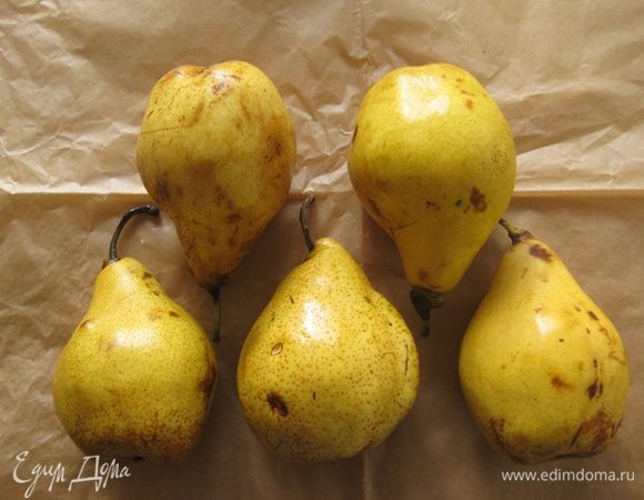 Духовку разогреть до 190 градусов. Смешать муку, соль, разрыхлитель, ванилин или ванильный сахар. Груши помыть.