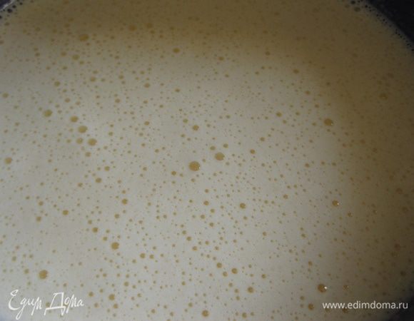 Яйца хорошо взбить до пенного состояния, постепенно добавляя сахар взбивать еще минут 5.